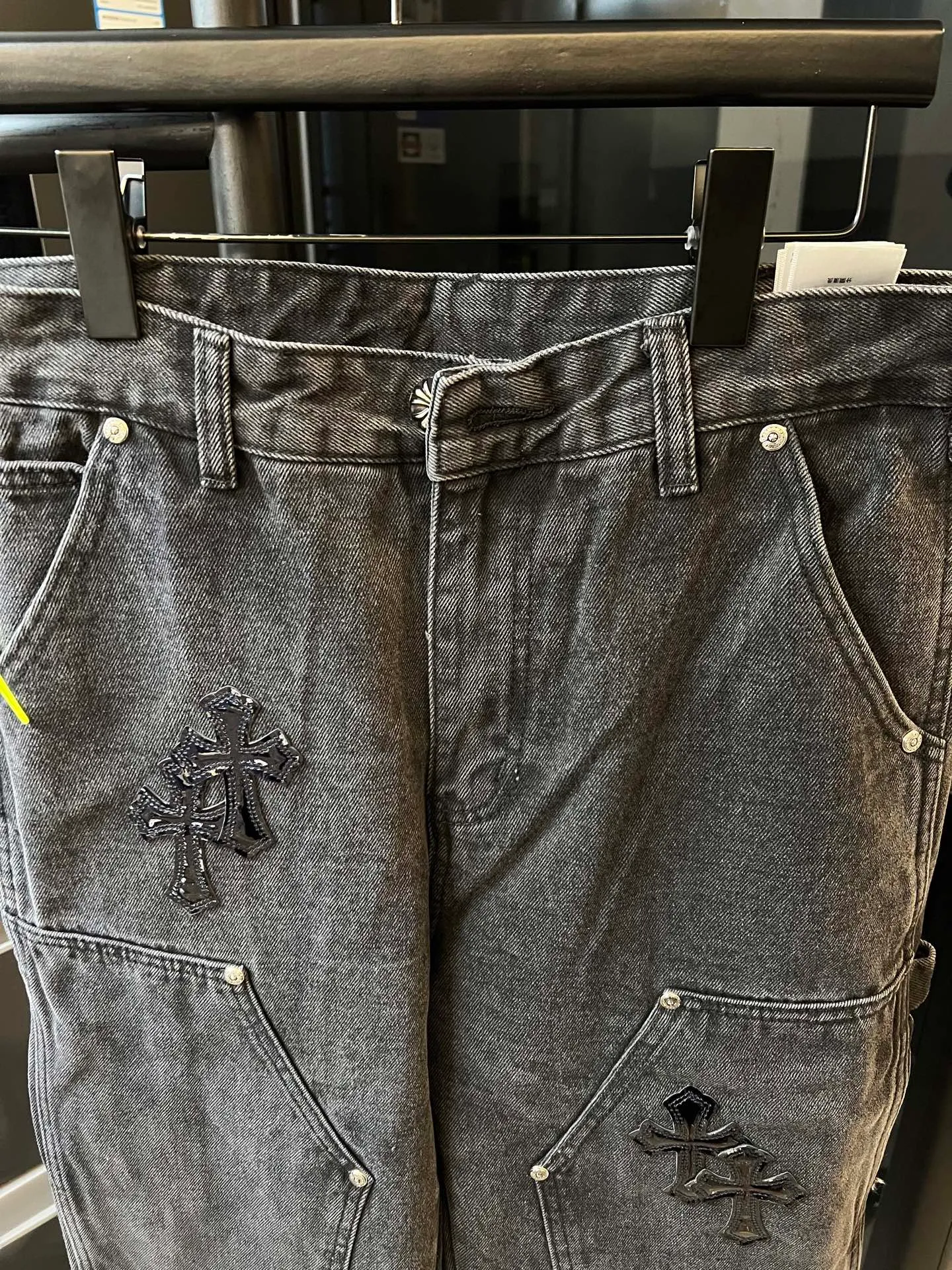 P280 [Next day] Chrome Hearts/Chrome Hearts ch cross patch black glitter starry sky leather logging jeans (black) using top-notch heavy-duty washing technology, every detail shows ingenuity. The calfskin is laser-cut to make a delicate cross, which is a dual enjoyment of touch and sight. Paired with aged silver hardware, it is retro and high-end, full of texture. The straight-cut upper body turns into "chopstick legs" in an instant, easily modifying the shape of the legs. It can be controlled by any figure and has a full sense of luxury. This is a carefully crafted high-end version, the quality far exceeds the market currency, and the details can stand the scrutiny of a magnifying glass. Although the price is close to the people, the quality is completely in line with the big brands, and it is easy to follow the trend. Classic black, low-key and versatile, with simple and individual matching, you can easily create a fashionable look, making you the center of attention whether you are going out daily or attending events.  Size: 30 32 34 36 (corresponding to m-xxl) Detailed size can be found in Figure 9
